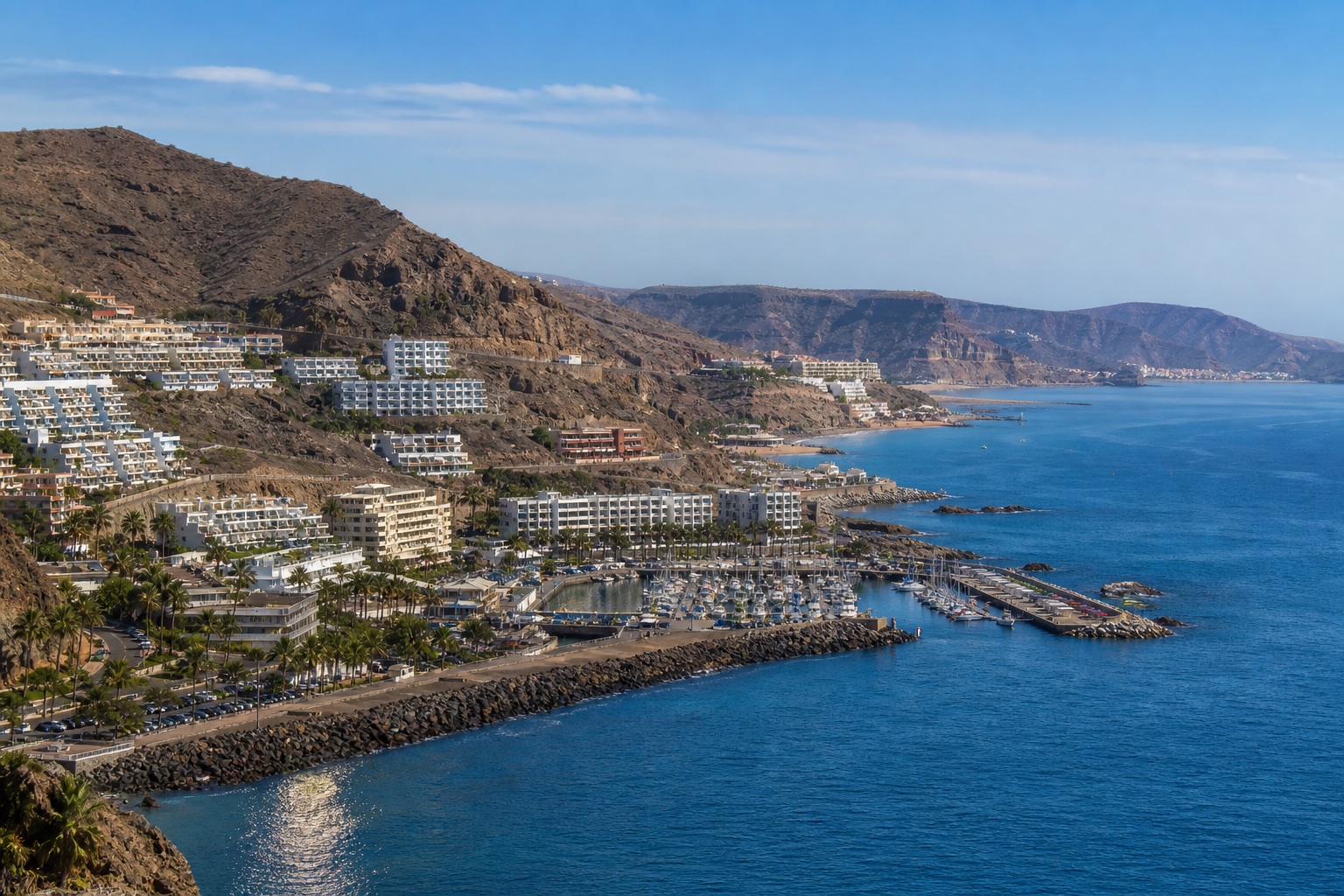 Sørvestkysten på Gran Canaria med marina, fjell og leiligheter